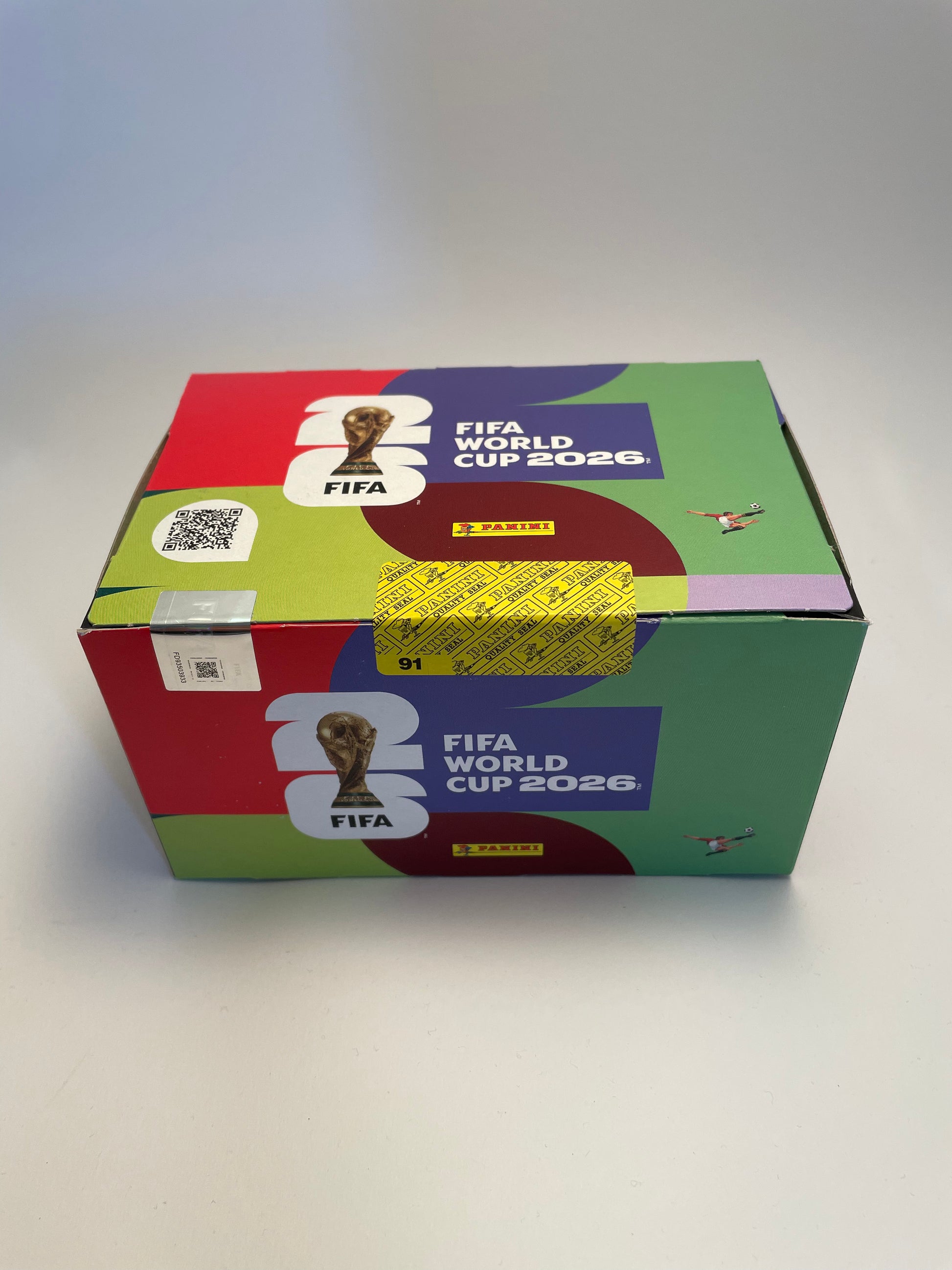 Originalna Panini FIFA World Cup 2026 kutija s 100 paketica naljepnica. 